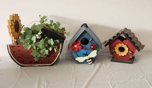 lot 481 image: 3 Bird Houses