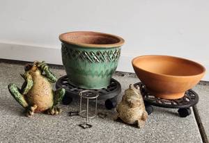 lot 488 image: Outdoor Frog Decor, Flowerpots and Rolling Bases