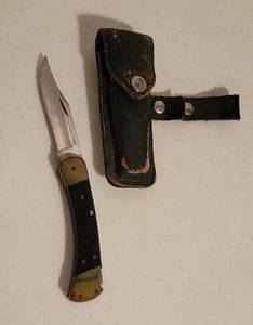 lot 301 image: Vintage Folding Buck 110 Knife and Leather Case - Made in USA