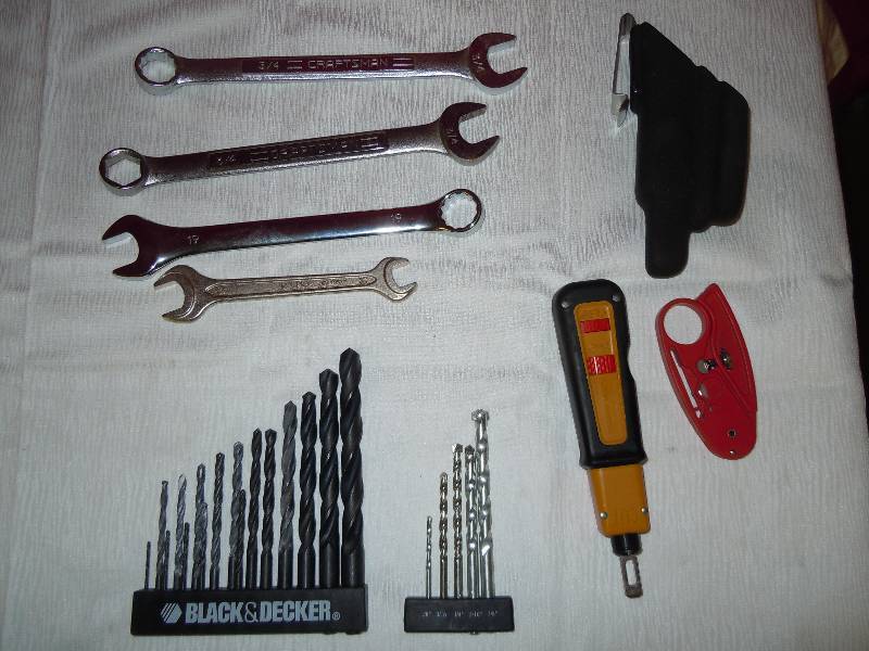 lot 100 image: Random lot of Drillbits and wrenches