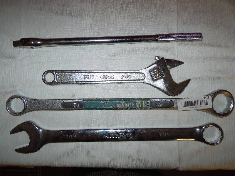 lot 105 image: Lot of wrenches