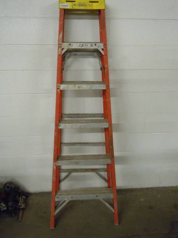 lot 125 image: Werner fiberglass 6 foot ladder