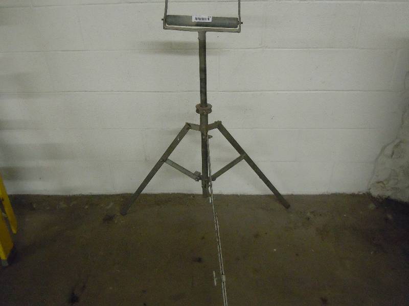 lot 126 image: Commercial stand