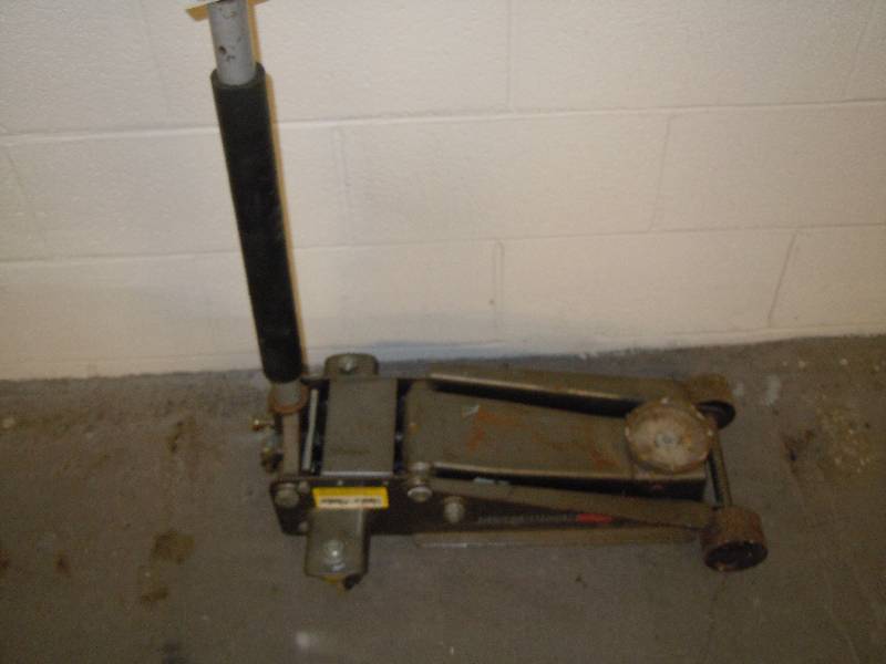 lot 16 image: Hydraulic floor jack