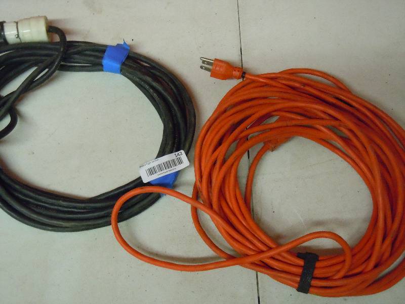 lot 142 image: Pair of extension cords