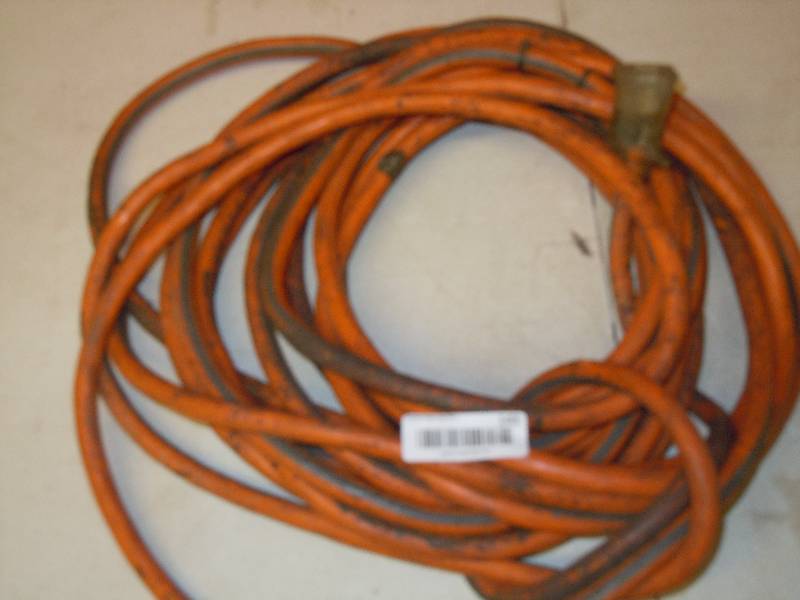 lot 143 image: Heavy duty gauge extension cord