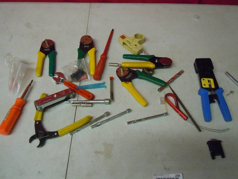lot 209 image: Large lot of random tools