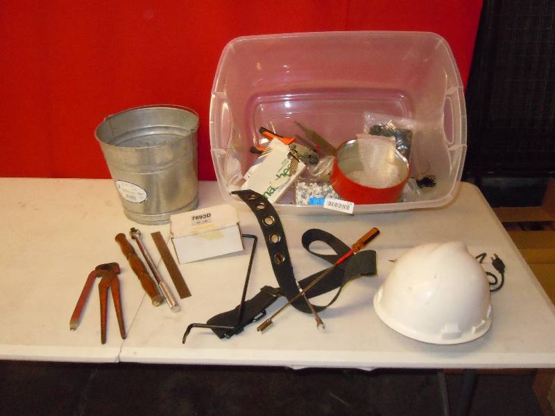 lot 214 image: Large lot of random items