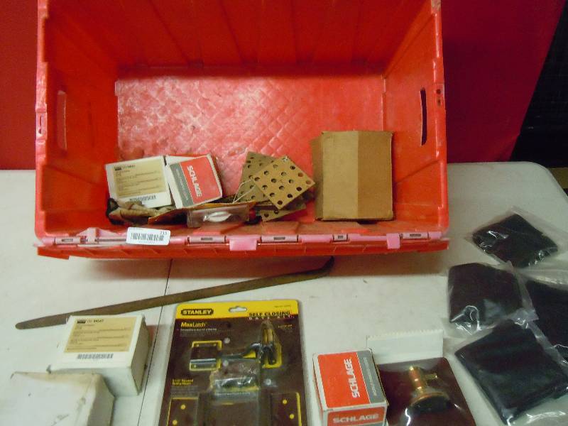 lot 215 image: Large lot of random items