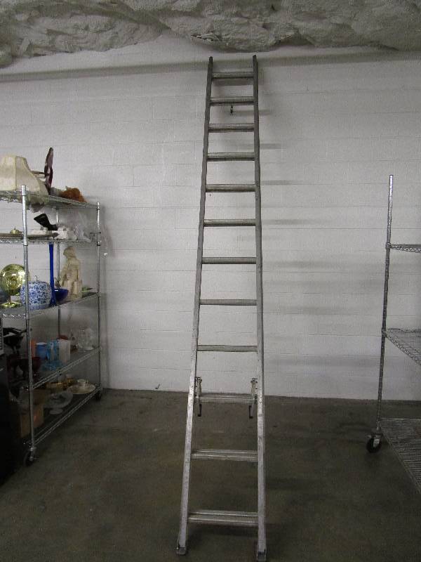 lot 21 image: Werner 16 foot aluminum extension ladder