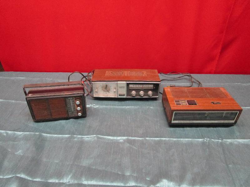 lot 8296 image: Lot of Old Radios