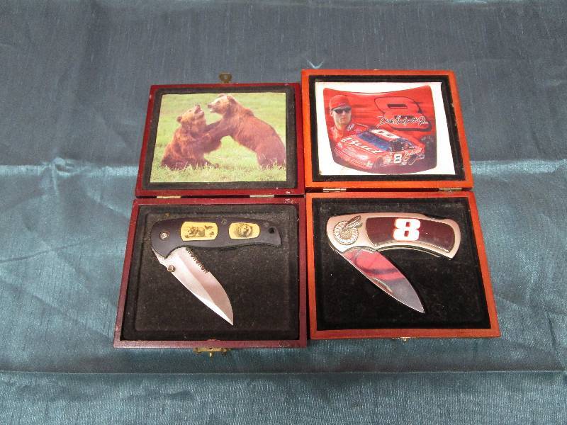 lot 8292 image: Pair of pocket knives