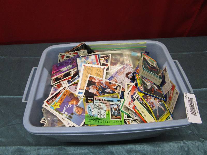 lot 8291 image: Tote of baseball cards