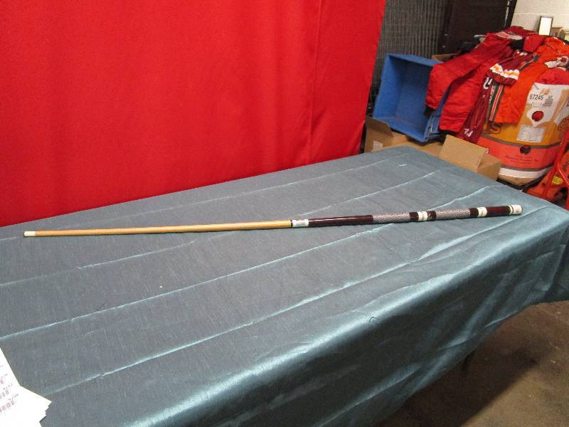 lot 8287 image: Really nice pool cue