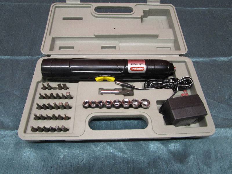 lot 8285 image: Cordless screwdriver set