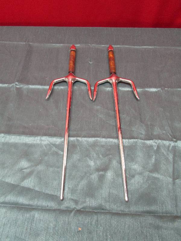 lot 8266 image: Perfect Point throwing knives