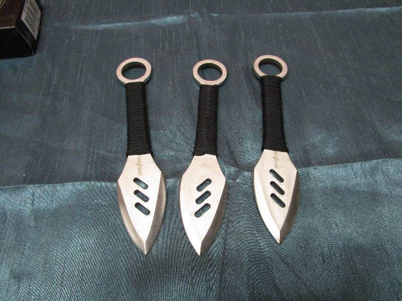 lot 8264 image: Perfect Point throwing knives