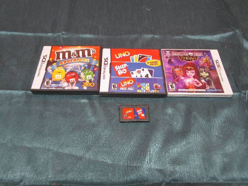lot 8255 image: Lot of Nintendo DS games