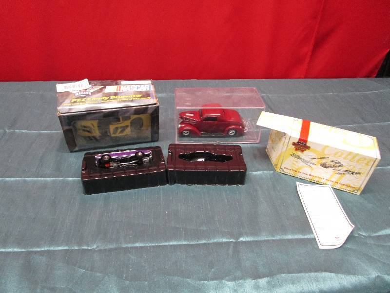 lot 8237 image: Lot of diecast cars