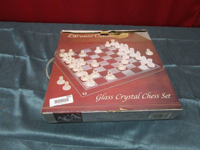 lot 8231 image: Glass Crystal chess set
