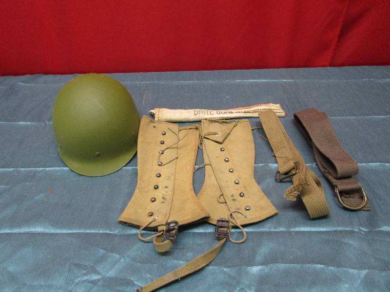 lot 8227 image: Lot of Military Items
