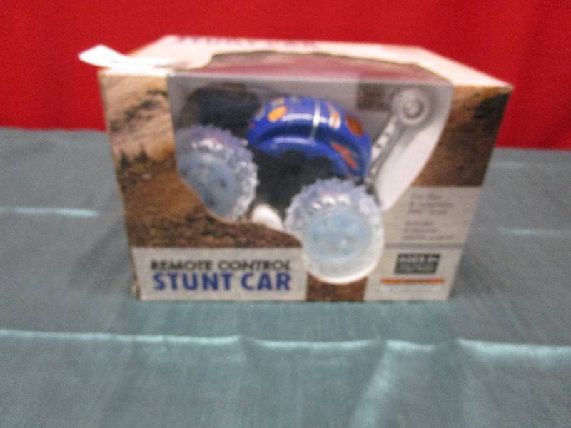 lot 8221 image: Remote control stunt car