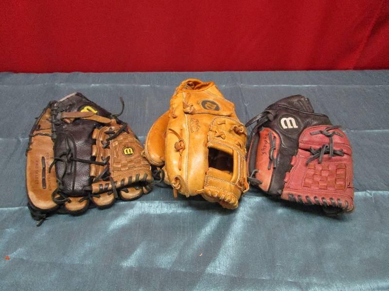 lot 8220 image: Lot of quality baseball gloves