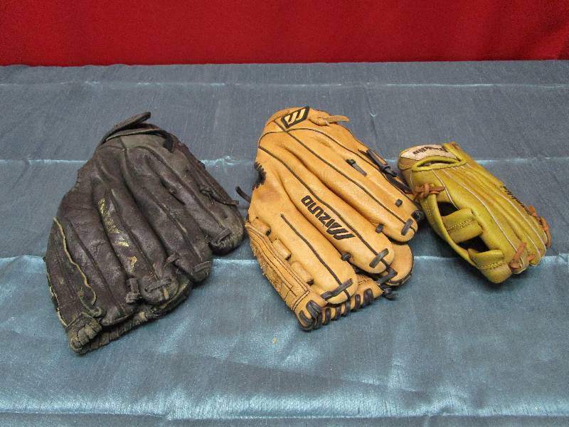 lot 8219 image: Lot of quality baseball gloves