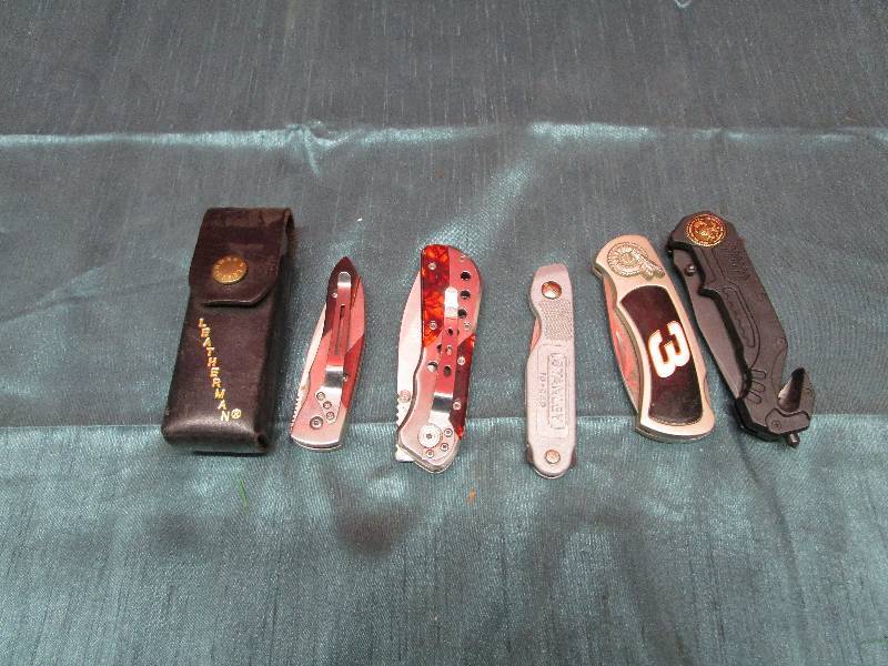 lot 8009 image: Lot of Pocket Knives