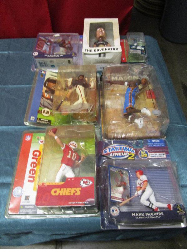 lot 8011 image: Lot of sports action figures