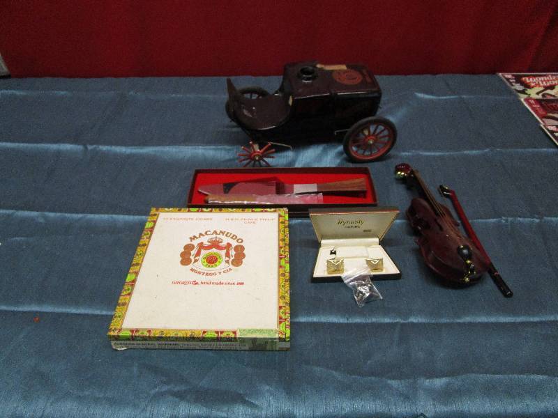 lot 8017 image: Lot of Random Items