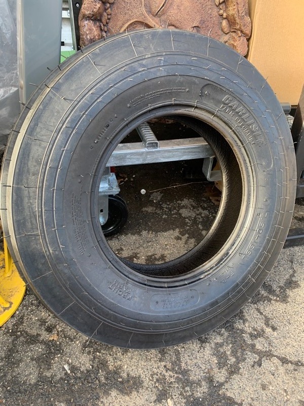 lot 323 image: New Carlisle Farm Specialist 7.50-16SL F-2 Tire