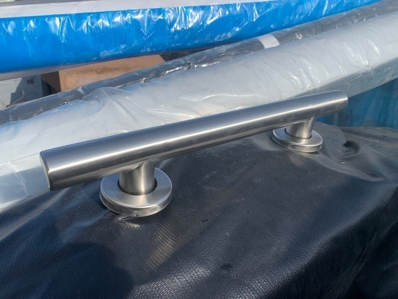 lot 454 image: 1 Stainless Steel Hand Rails 18