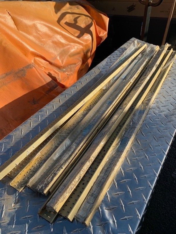 lot 345 image: 10 Never Been Used 1-516x36 Satin Brass Carpet Grippers