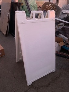 lot 99 image: 1 - 4ftx2ft Heavy Duty Thick Plastic Freestanding Pyramid Sign