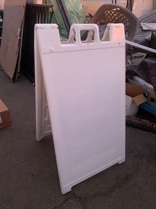 lot 100 image: 1 - 4ftx2ft Heavy Duty Thick Plastic Freestanding Pyramid Sign