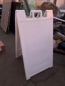 lot 103 image: 1 - 4ftx2ft Heavy Duty Thick Plastic Freestanding Pyramid Sign