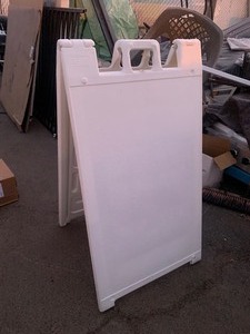 lot 101 image: 1 - 4ftx2ft Heavy Duty Thick Plastic Freestanding Pyramid Sign