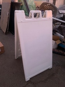 lot 102 image: 1 - 4ftx2ft Heavy Duty Thick Plastic Freestanding Pyramid Sign