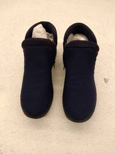 lot 64270 image: Clarks Cloudsteppers Washable Knit Booties- Navy. 8 WIDE