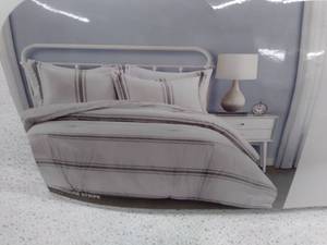 lot 67044 image: Lush Decor farmhouse stripe gray, used, not fully inspected outside of box
