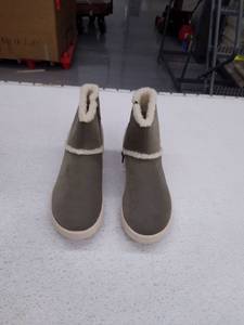 lot 67092 image: Clarks Cloudsteppers faux fur ankle boots, womens 6.5 M