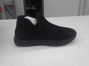 lot 67192 image: Clarks Cloudsteppers Washable Knit Booties-9 M