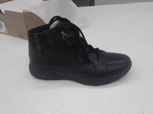 lot 67200 image: Clarks Collection Leather Lace-Up Ankle Boots, 8 W