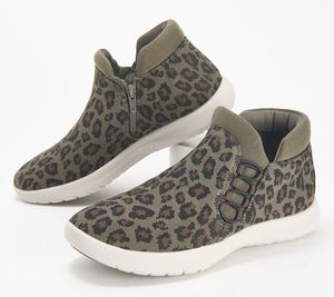 lot 67227 image: Clarks Cloudsteppers Washable Knit Booties, 8 Medium