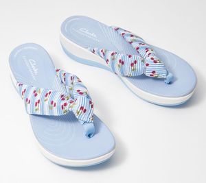 lot 67241 image: Clarks Cloudsteppers Seersucker Thong Sandals- Red Anchors, 8 Medium. (Stock Photo Color Differs)