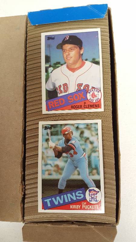 lot 2054 image: 1985 Topps 500ct Vending Pack in Original Box w Roger Clemens & Kirby Puckett Rookie Cards