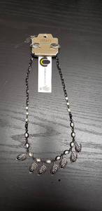 lot 60 image: Elegant Earrings And Necklace Set