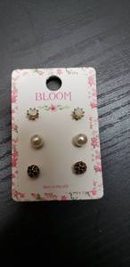 lot 68 image: Cute Set of 3 Earrings