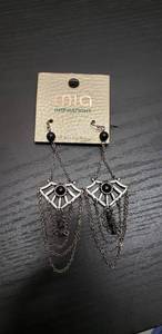 lot 69 image: Cute Earrings Set